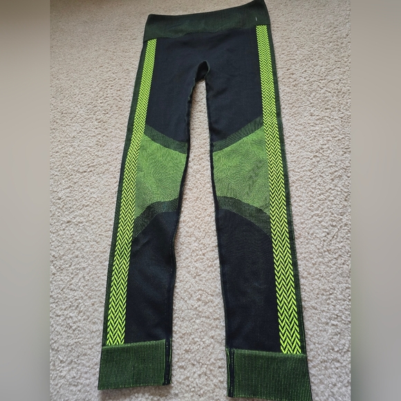 Fabletics Seamless High-Waisted Linework Leggings - Picture 1 of 6